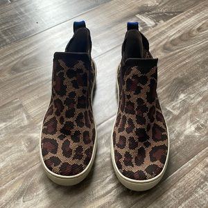 Rothys, The Chelsea in Big Cat, size 8.5